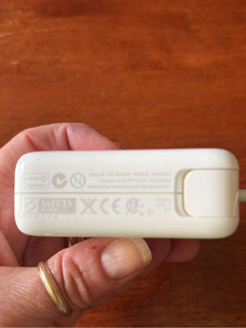 Apple MagSafe power adapter with a fold-out wall plug duckhead attachment - Picture 4 of 10